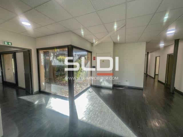 Locaux d'activités A VENDRE OU A LOUER - RILLIEUX LA PAPE - 3 200 m²