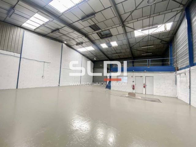 Locaux d'activités A LOUER - CHASSIEU - 380 m²