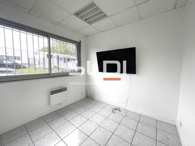 Locaux d'activités A LOUER - CHASSIEU - 380 m²
