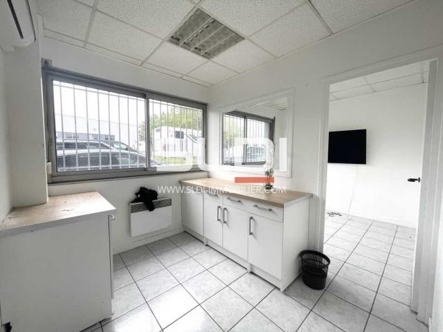 Locaux d'activités A LOUER - CHASSIEU - 380 m²