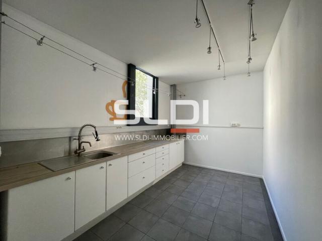 Locaux d'activités A LOUER - LYON - 372 m²