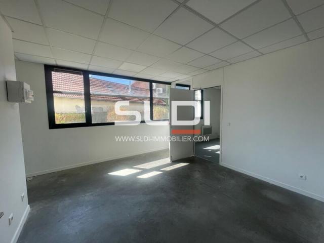 Locaux d'activités A LOUER - LYON - 372 m²
