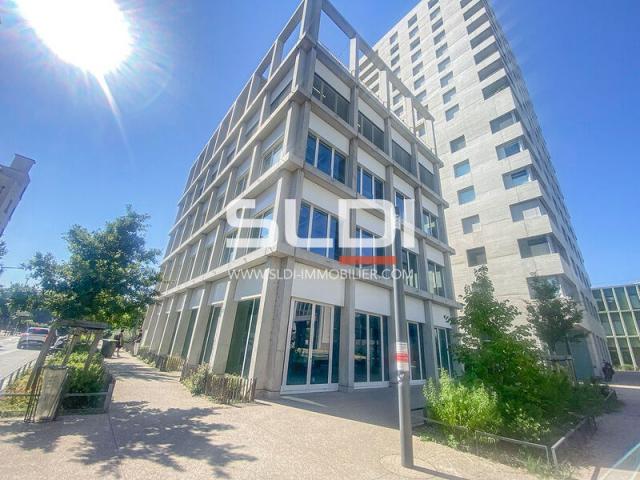 Commerces A VENDRE - LYON - 162 m²