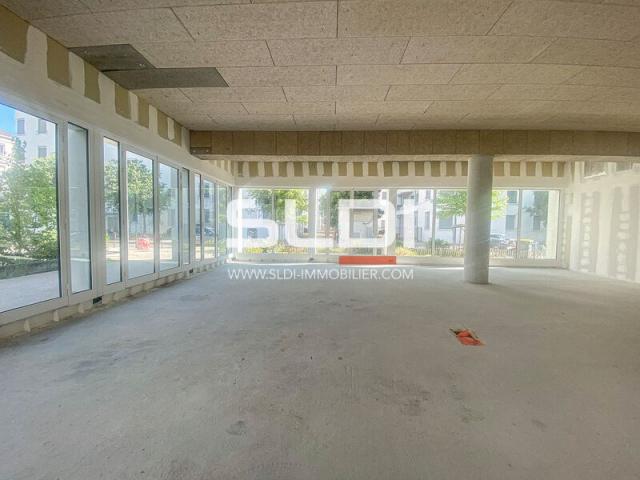 Commerces A VENDRE - LYON - 162 m²