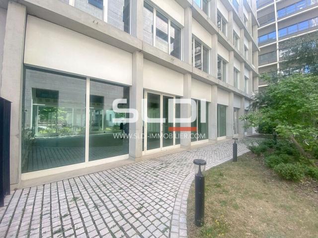 Commerces A VENDRE - LYON - 162 m²