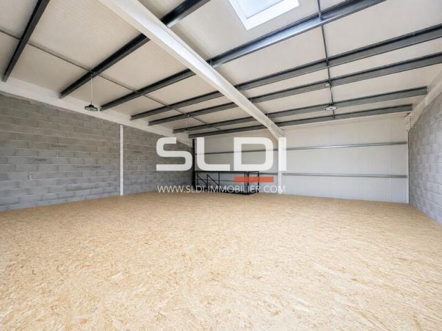 Locaux d'activités A LOUER - SATHONAY CAMP - 375 m²