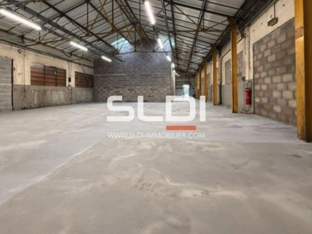 Locaux d'activités A VENDRE - SAINT GENEST LERPT - 235 m²