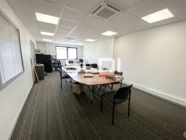 Locaux d'activités A LOUER - VAULX EN VELIN - 931 m²