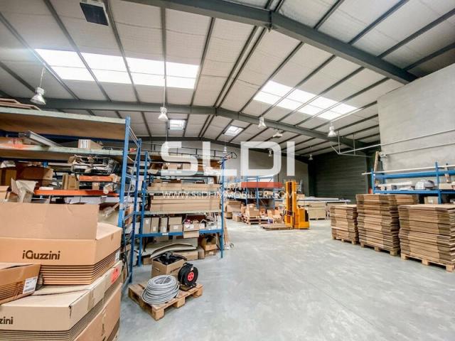 Locaux d'activités A LOUER - VAULX EN VELIN - 891 m²