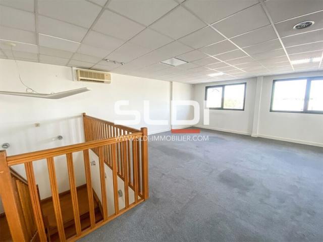 Locaux d'activités A LOUER - VAULX EN VELIN - 891 m²