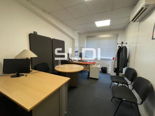 Locaux d'activités A LOUER - CHASSIEU - 333 m²