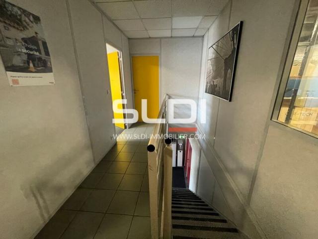 Locaux d'activités A LOUER - CHASSIEU - 333 m²