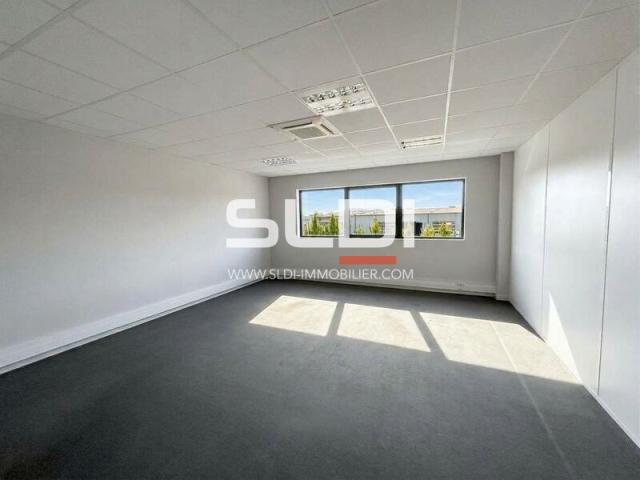 Locaux d'activités A LOUER - MARCILLY D'AZERGUES - 820 m²