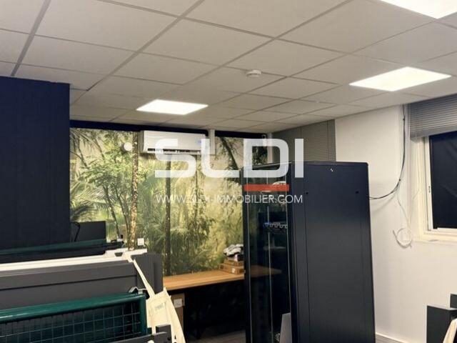 Locaux d'activités A LOUER - LYON - 335 m²