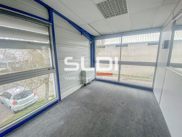 Locaux d'activités A LOUER - SAINT FONS - 930 m²