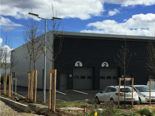 Locaux d'activités A LOUER - MONTLUEL - 402 m²