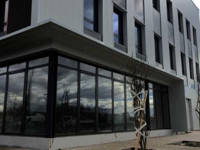 Locaux d'activités A LOUER - MONTLUEL - 402 m²