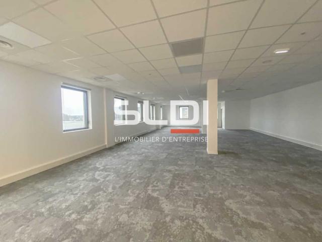 Bureaux A VENDRE OU A LOUER - MONTLUEL - 1 311 m²