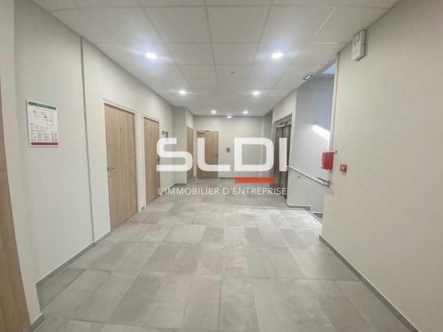 Bureaux A VENDRE OU A LOUER - MONTLUEL - 1 311 m²