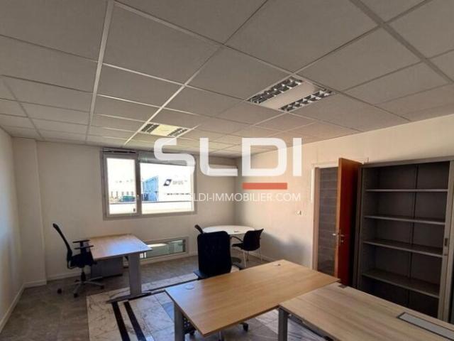 Locaux d'activités A LOUER - SAINT PRIEST - 200 m²