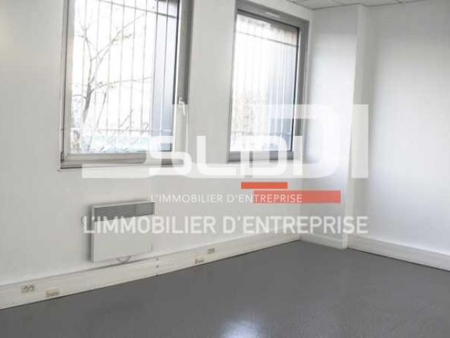 Locaux d'activités A LOUER - VENISSIEUX - 3 688 m²