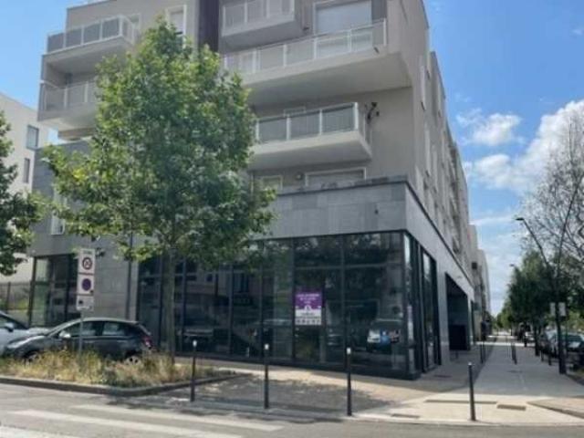 Commerces A VENDRE OU A LOUER - SATHONAY CAMP - 685 m²