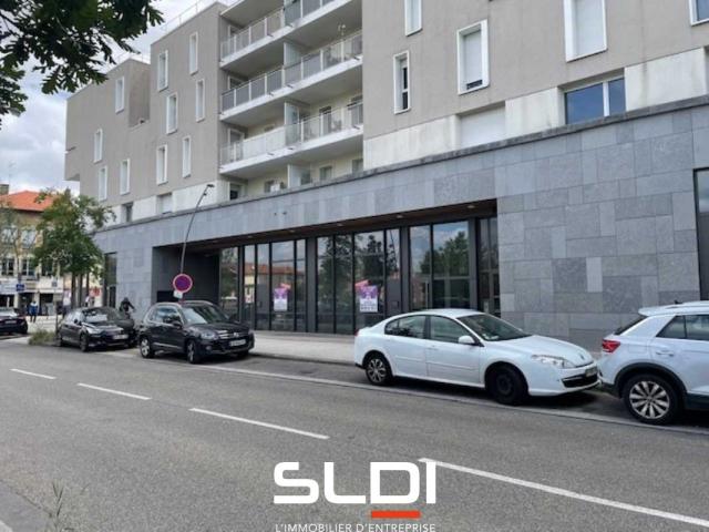 Commerces A VENDRE OU A LOUER - SATHONAY CAMP - 685 m²