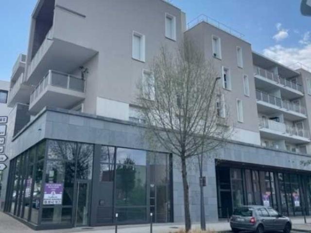 Commerces A VENDRE OU A LOUER - SATHONAY CAMP - 685 m²