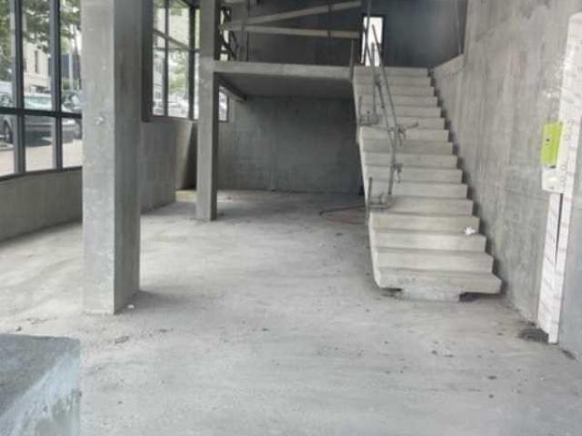 Commerces A VENDRE OU A LOUER - SATHONAY CAMP - 685 m²