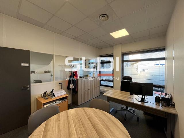 Locaux d'activités A LOUER - VAULX EN VELIN - 2 909 m²