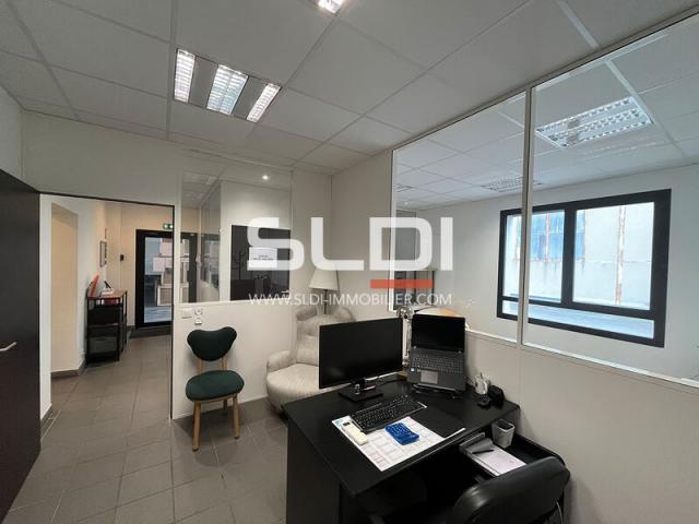 Locaux d'activités A LOUER - VAULX EN VELIN - 2 909 m²