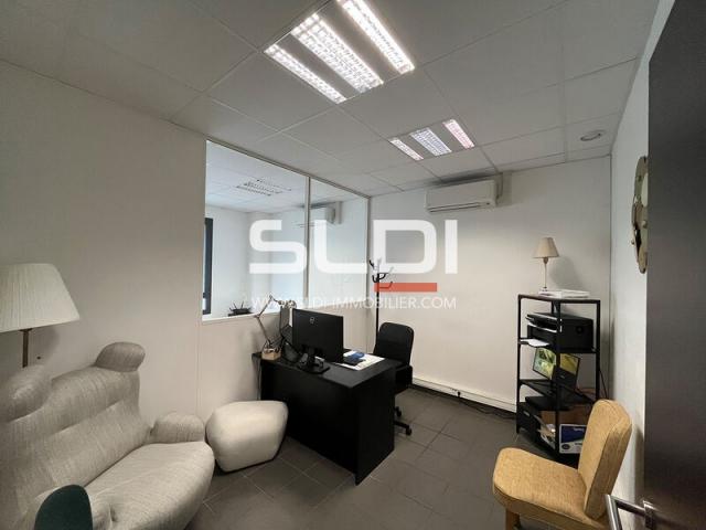 Locaux d'activités A LOUER - VAULX EN VELIN - 2 909 m²