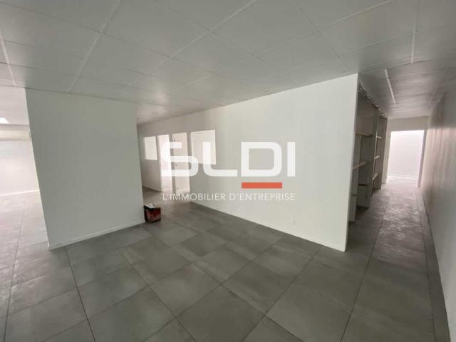Locaux d'activités A LOUER - VENISSIEUX - 266 m²