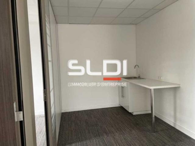 Bureaux A LOUER - VENISSIEUX - 7 006 m²