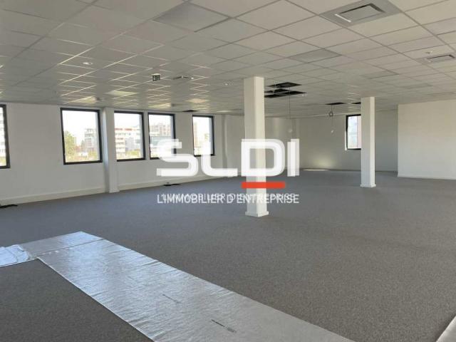 Bureaux A LOUER - VENISSIEUX - 7 006 m²