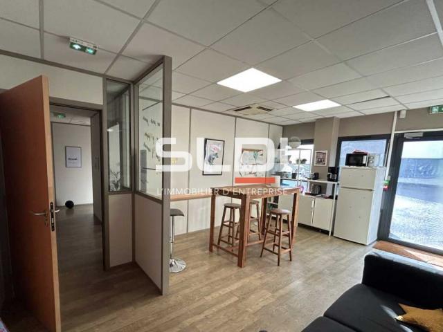 Bureaux A LOUER - LIMAS - 210 m²