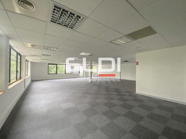 Bureaux A LOUER - SAINT PRIEST - 1 179 m²