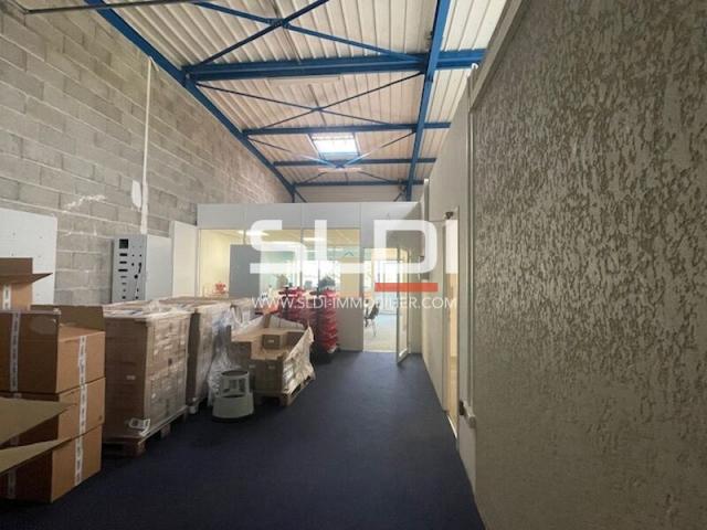 Locaux d'activités A LOUER - RILLIEUX LA PAPE - 340 m²