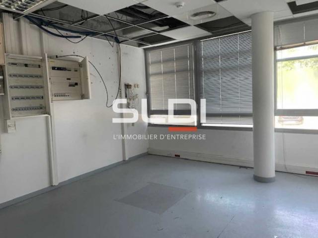Bureaux A LOUER - SAINT PRIEST - 588 m²