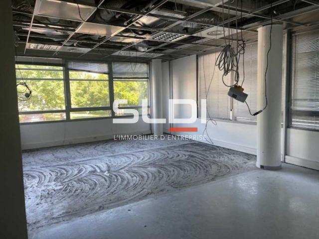 Bureaux A LOUER - SAINT PRIEST - 588 m²