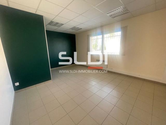 Locaux d'activités A LOUER - CHASSIEU - 297 m²