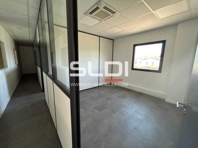 Locaux d'activités A LOUER - SAINT PRIEST - 290 m²