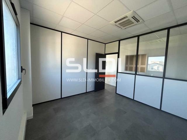 Locaux d'activités A LOUER - SAINT PRIEST - 290 m²