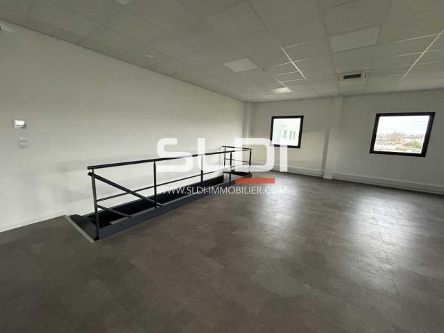 Locaux d'activités A LOUER - SAINT PRIEST - 290 m²