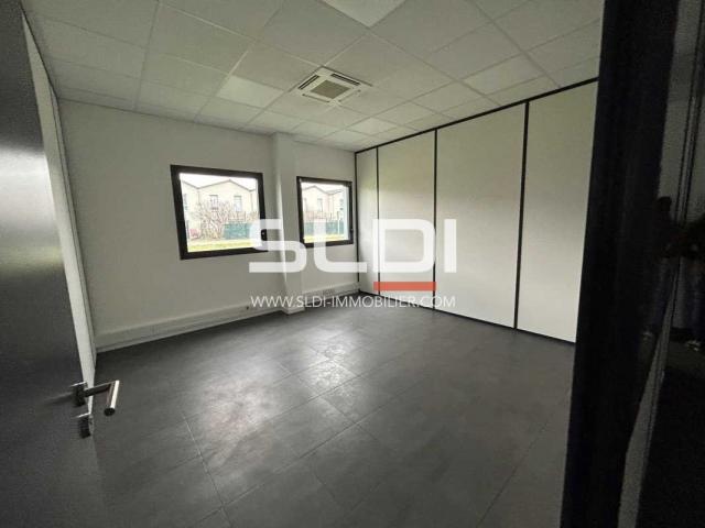 Locaux d'activités A LOUER - SAINT PRIEST - 290 m²