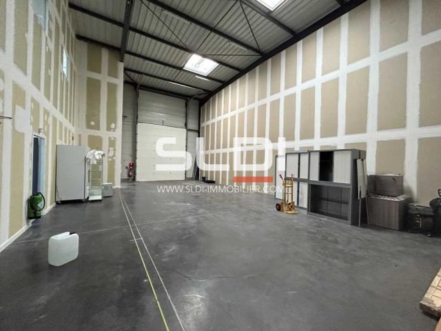 Locaux d'activités A LOUER - SAINT PRIEST - 475 m²