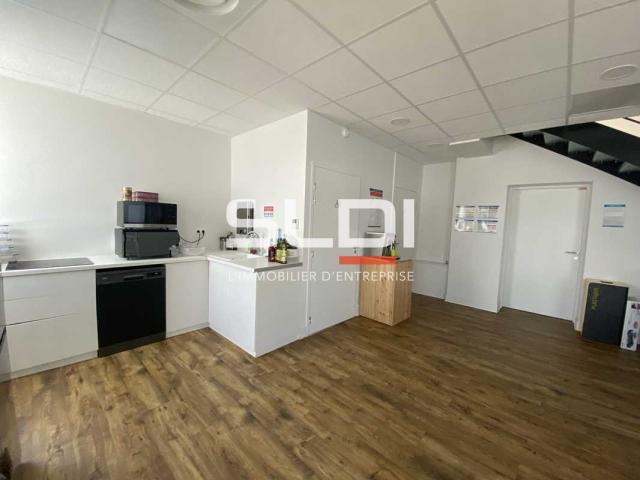 Locaux d'activités A LOUER - SAINT PRIEST - 1 092 m²