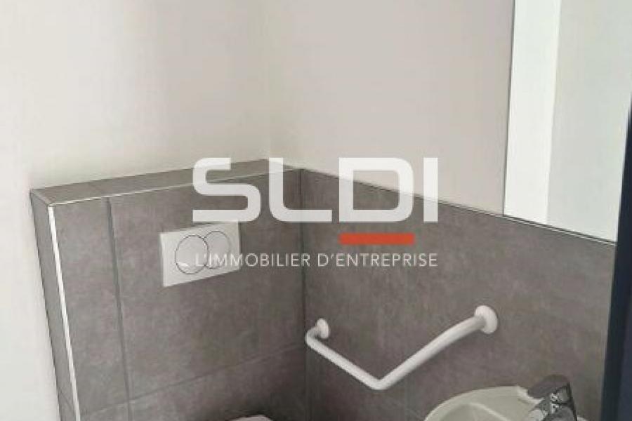 Activités A LOUER - DECINES CHARPIEU - 319 m² Activités A LOUER - DECINES CHARPIEU - 319 m²