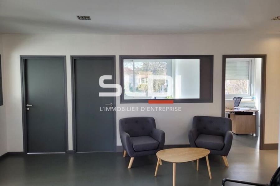 Bureaux A LOUER - TASSIN LA DEMI LUNE - 150 m²