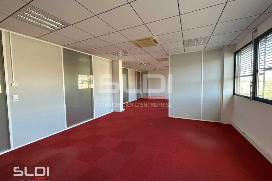 Bureaux A LOUER - SAINT PRIEST - 83 m²